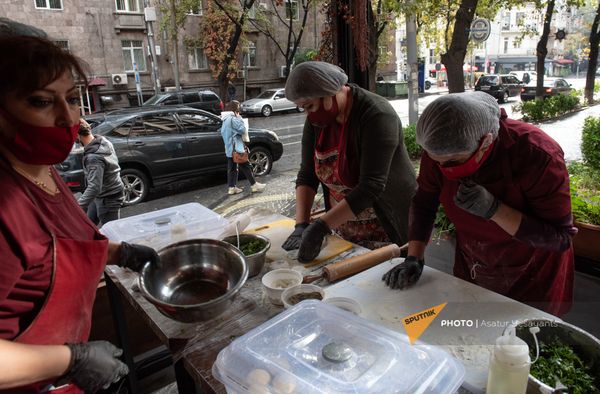 Արցախցի կանայք Երևանում ժենգյալով հաց են թխում և վաճառում Արցախցի կանայք Երևանում ժենգյալով հաց են թխում և վաճառում - Sputnik Արմենիա