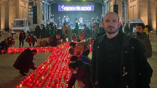 Дирижер Александр Ирадян на акции Мир Арцаху перед Бранденбургскими воротами (6 ноября 2020). Берлин - Sputnik Արմենիա