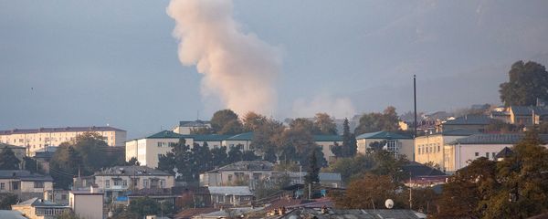 Дым от попадания снаряда в пригороде Степанакерта (29 октября 2020). Карабах Дым от попадания снаряда в пригороде Степанакерта (29 октября 2020). Карабах - Sputnik Армения