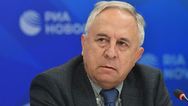 Главный научный сотрудник Института США и Канады Российской академии наук, профессор Виктор Супян во время круглого стола (3 октября 2019). Москвa Главный научный сотрудник Института США и Канады Российской академии наук, профессор Виктор Супян во время круглого стола (3 октября 2019). Москвa - Sputnik Армения