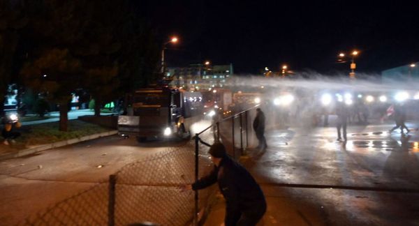 Полиция применила водометы против активистов у здания ЦИК в Тбилиси и объяснила почему Полиция применила водометы против активистов у здания ЦИК в Тбилиси и объяснила почему - Sputnik Армения