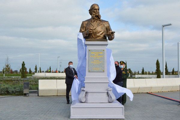 Памятник Айвазовскому открыли на площади у аэропорта Симферополя Памятник Айвазовскому открыли на площади у аэропорта Симферополя - Sputnik Армения