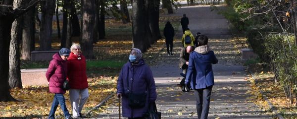 Люди в сквере на улице Крупской в Москве. Люди в сквере на улице Крупской в Москве. - Sputnik Армения