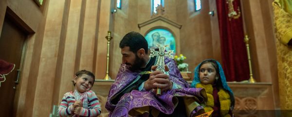 Священник церкви Святых Архангелов города Севан Тер Степанос Игнатевосян с карабахскими детьми - Sputnik Արմենիա