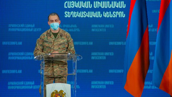 Представитель Армии Обороны Арцаха Сурен Сарумян во время брифинга в Едином информационном центре (9 ноября 2020). Еревaн - Sputnik Армения