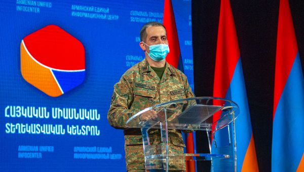 Представитель Армии Обороны Арцаха Сурен Сарумян во время брифинга в Едином информационном центре (9 ноября 2020). Еревaн - Sputnik Արմենիա