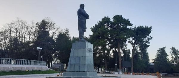 Памятник Степану Шаумяну после обстрелов (9 ноября 2020). Степанакерт - Sputnik Армения