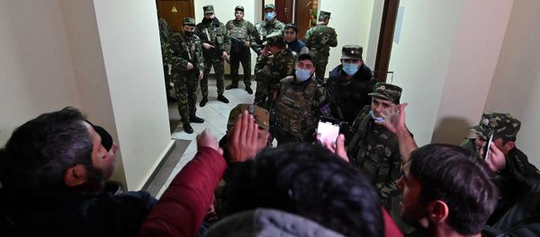 Разъяренная заявлением премьер-министра толпа ворвалась в Дом правительства (10 ноября 2020). Еревaн - Sputnik Արմենիա