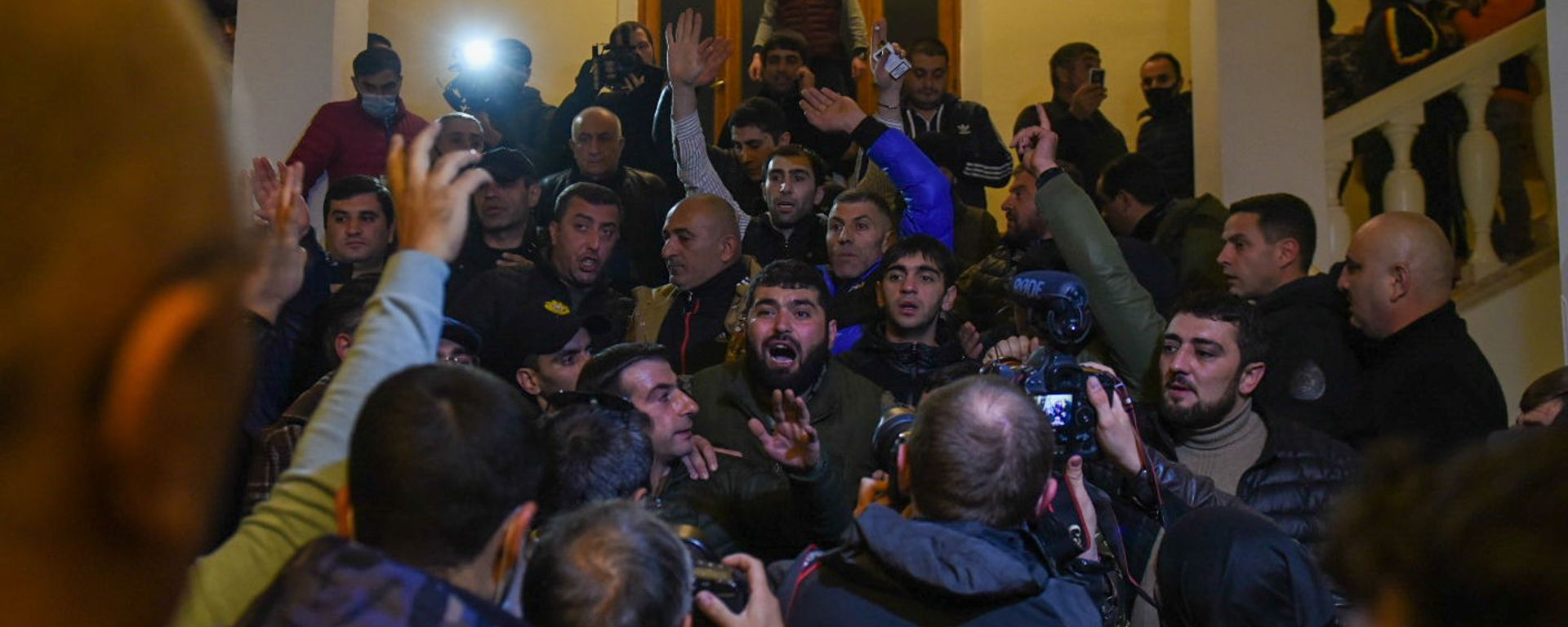 Недовольные решением премьер-министра граждане ворвались в Дом правительства (10 ноября 2020). Еревaн - Sputnik Արմենիա, 1920, 18.11.2020