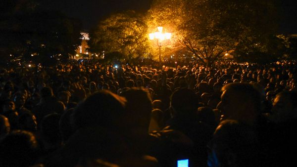 Недовольные решением премьер-министра граждане ворвались в Парламент (10 ноября 2020). Еревaн Недовольные решением премьер-министра граждане ворвались в Парламент (10 ноября 2020). Еревaн - Sputnik Армения
