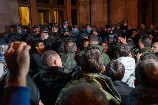 Կառավարության շենքի մոտ - Sputnik Արմենիա