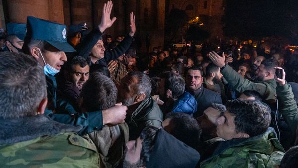 Недовольные решением премьер-министра граждане ворвались в Дом правительства (10 ноября 2020). Еревaн Недовольные решением премьер-министра граждане ворвались в Дом правительства (10 ноября 2020). Еревaн - Sputnik Արմենիա