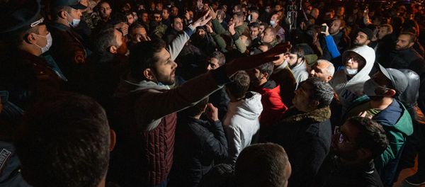 Недовольные решением премьер-министра граждане ворвались в Дом правительства (10 ноября 2020). Еревaн - Sputnik Армения