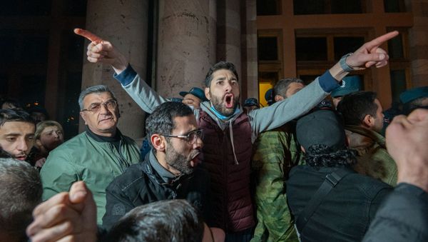 Недовольные решением премьер-министра граждане ворвались в Дом правительства (10 ноября 2020). Еревaн - Sputnik Армения