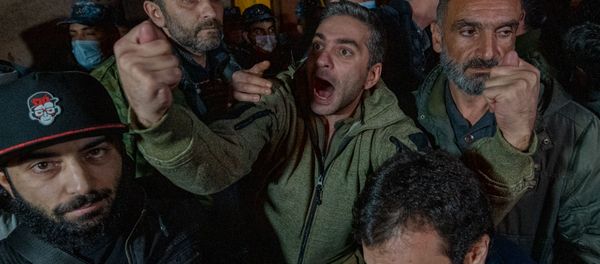 Недовольные решением премьер-министра граждане ворвались в Дом правительства (10 ноября 2020). Еревaн - Sputnik Արմենիա