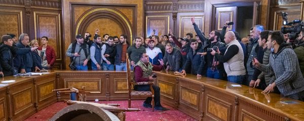 Недовольные решением премьер-министра граждане ворвались в Дом правительства (10 ноября 2020). Еревaн - Sputnik Արմենիա