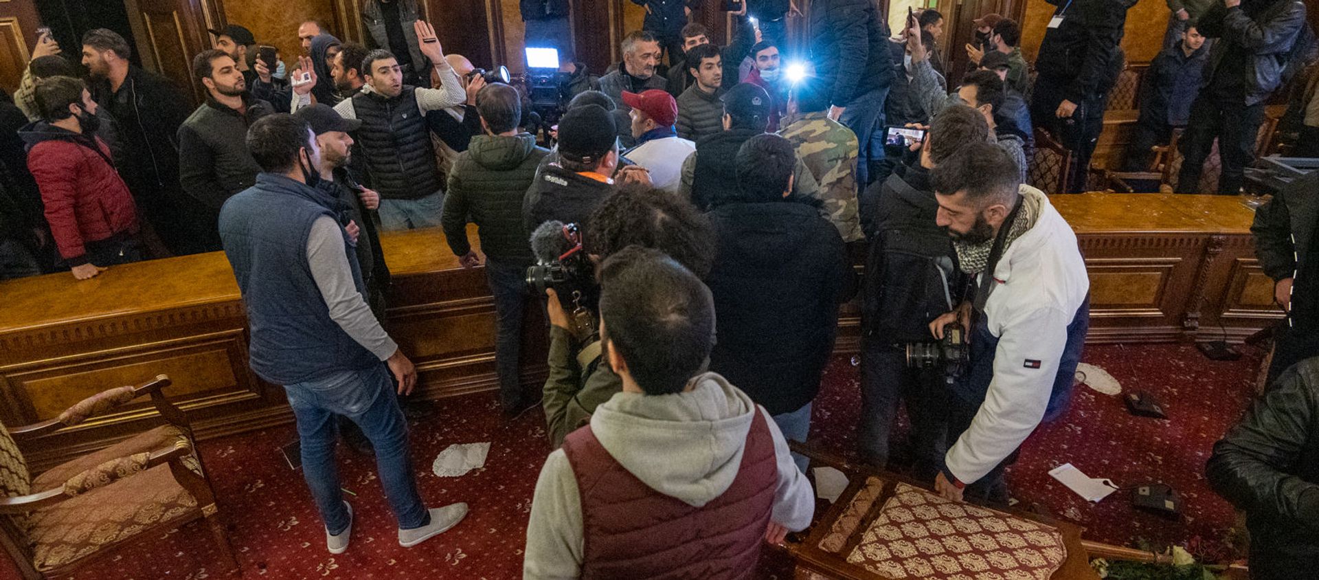 Недовольные решением премьер-министра граждане ворвались в Дом правительства (10 ноября 2020). Еревaн Недовольные решением премьер-министра граждане ворвались в Дом правительства (10 ноября 2020). Еревaн - Sputnik Армения, 1920, 10.11.2020