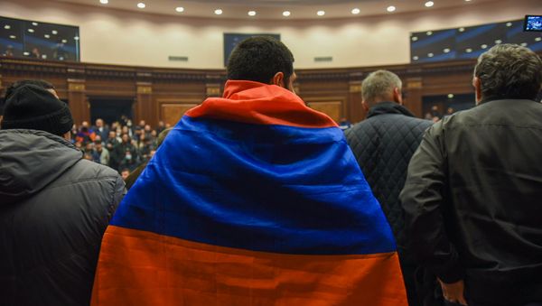 Недовольные решением премьер-министра граждане ворвались в Парламент (10 ноября 2020). Еревaн - Sputnik Армения