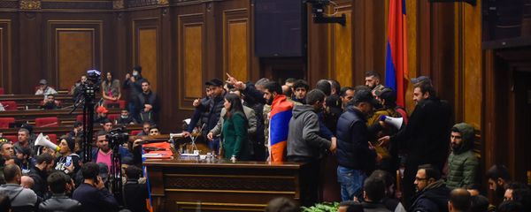 Недовольные решением премьер-министра граждане ворвались в Парламент (10 ноября 2020). Еревaн - Sputnik Արմենիա