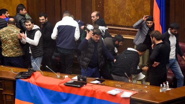 Недовольные решением премьер-министра граждане ворвались в Парламент (10 ноября 2020). Еревaн - Sputnik Армения