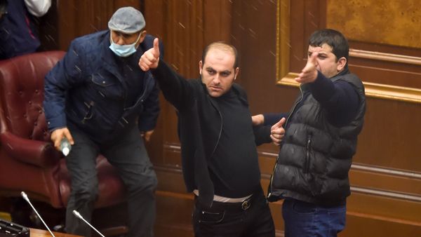 Недовольные решением премьер-министра граждане ворвались в Парламент (10 ноября 2020). Еревaн Недовольные решением премьер-министра граждане ворвались в Парламент (10 ноября 2020). Еревaн - Sputnik Армения