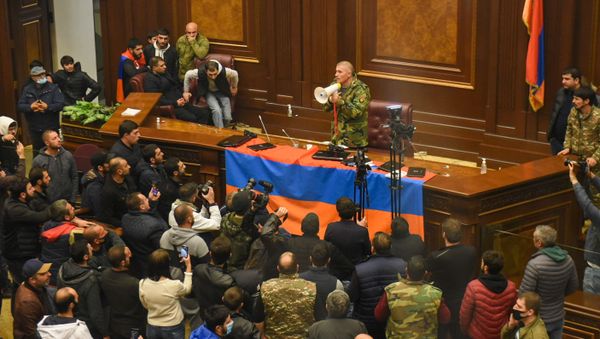 Недовольные решением премьер-министра граждане ворвались в Парламент (10 ноября 2020). Еревaн - Sputnik Армения