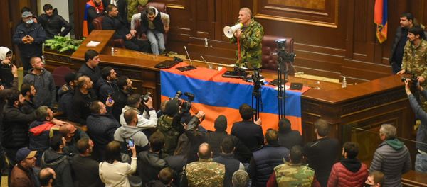 Недовольные решением премьер-министра граждане ворвались в Парламент (10 ноября 2020). Еревaн - Sputnik Армения