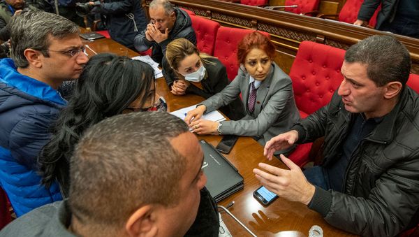 Депутаты оппозиционных партий в зале заседаний Парламента Армении (10 ноября 2020). Еревaн Депутаты оппозиционных партий в зале заседаний Парламента Армении (10 ноября 2020). Еревaн - Sputnik Армения