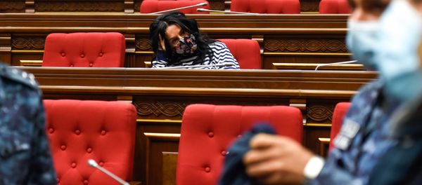 Депутат оппозиционной фракции Процветающей Армении Наира Зограбян в зале заседаний Парламента (10 ноября 2020). Еревaн Депутат оппозиционной фракции Процветающей Армении Наира Зограбян в зале заседаний Парламента (10 ноября 2020). Еревaн - Sputnik Армения