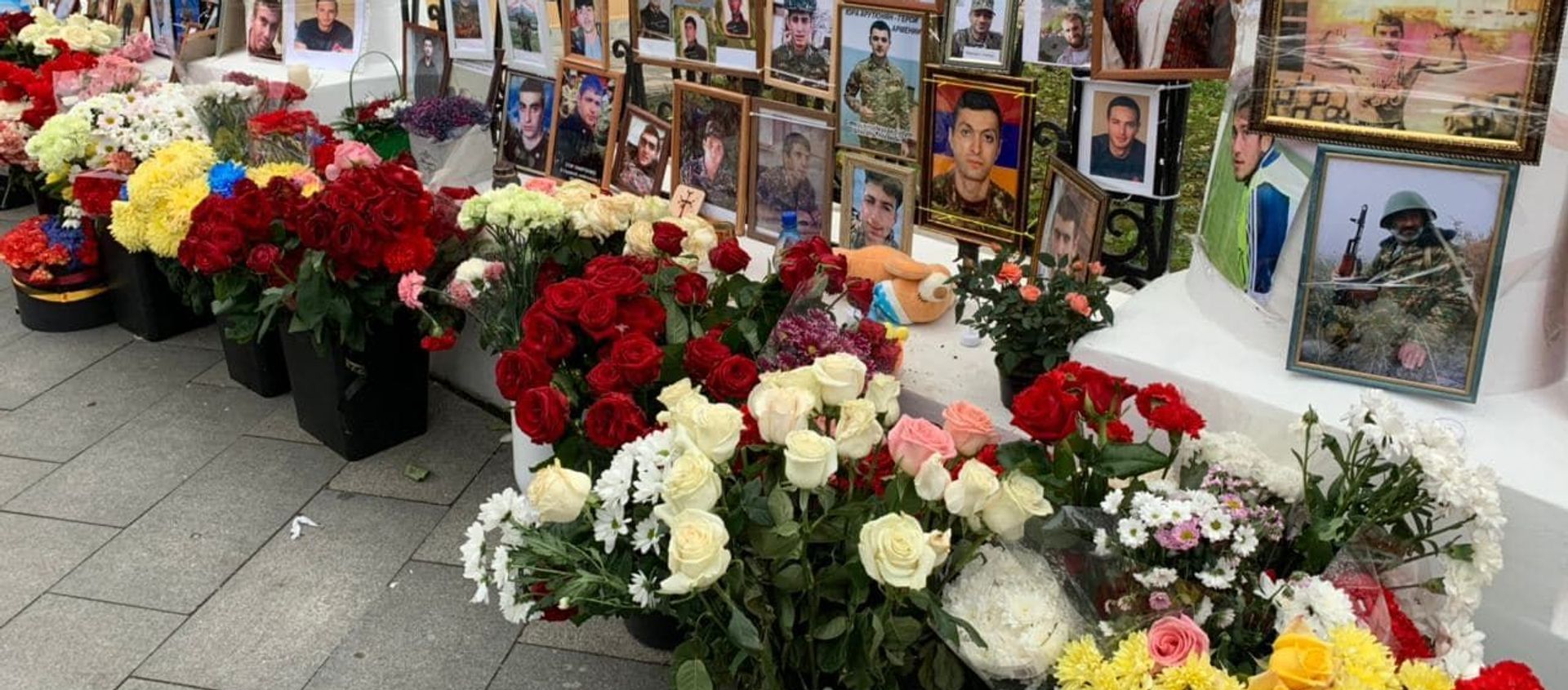 Фотографии погибших в Карабахе у армянского посольства (10 ноября 2020). Москва Фотографии погибших в Карабахе у армянского посольства (10 ноября 2020). Москва - Sputnik Армения, 1920, 14.01.2021