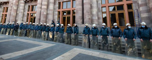 Полицейское оцепление у здания Правительства Армении (10 ноября 2020). Еревaн - Sputnik Արմենիա