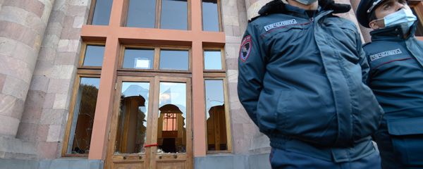 Полицейское оцепление у здания Правительства Армении (10 ноября 2020). Еревaн - Sputnik Արմենիա