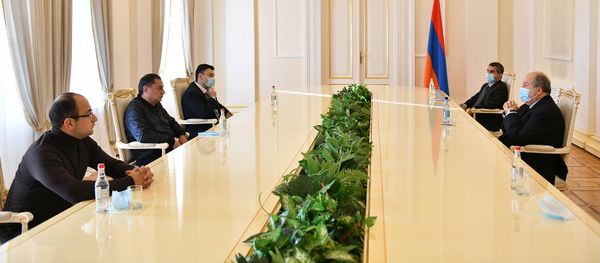 Президент Армен Саркисян в рамках совещаний с парламентскими и внепарламентскими партиями, принял представителей Республиканской партии Армении (10 ноября 2020). Еревaн - Sputnik Армения