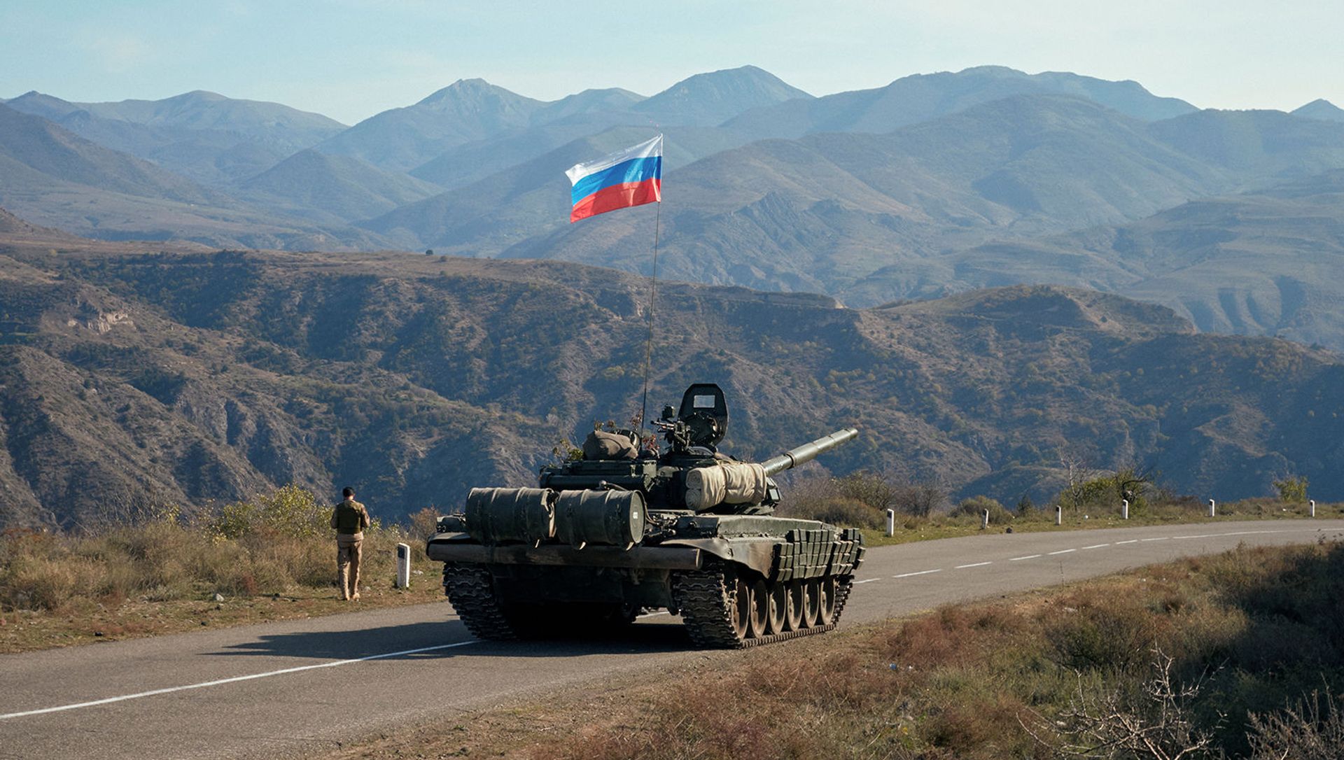 Военнослужащий российских миротворческих сил рядом с танком вблизи границы с Арменией, после подписания соглашения о прекращении военного конфликта в районе Нагорного Карабаха (10 ноября 2020). Армения Военнослужащий российских миротворческих сил рядом с танком вблизи границы с Арменией, после подписания соглашения о прекращении военного конфликта в районе Нагорного Карабаха (10 ноября 2020). Армения - Sputnik Армения, 1920, 20.07.2021