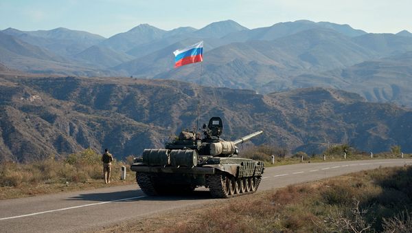 Военнослужащий российских миротворческих сил рядом с танком вблизи границы с Арменией, после подписания соглашения о прекращении военного конфликта в районе Нагорного Карабаха (10 ноября 2020). Армения - Sputnik Армения