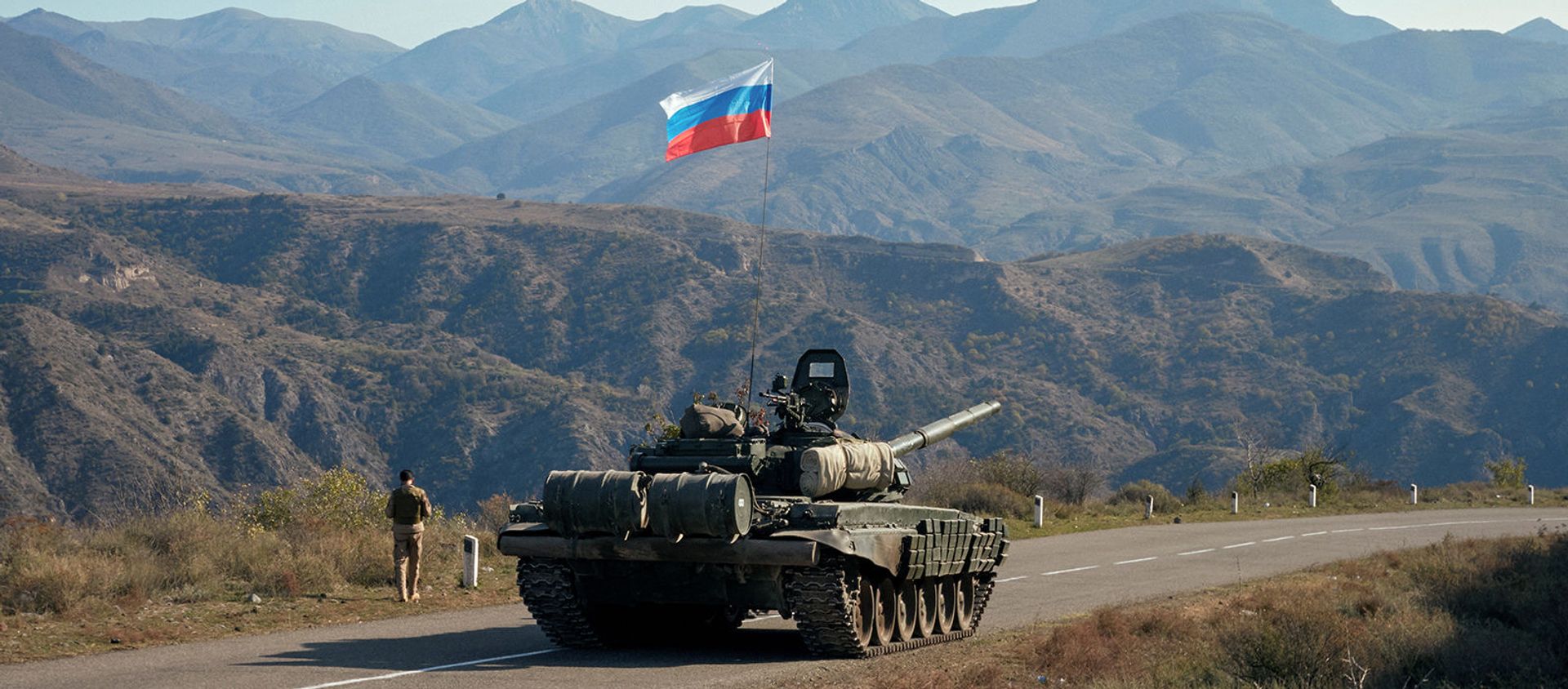 Военнослужащий российских миротворческих сил рядом с танком вблизи границы с Арменией, после подписания соглашения о прекращении военного конфликта в районе Нагорного Карабаха (10 ноября 2020). Армения - Sputnik Արմենիա, 1920, 11.11.2020