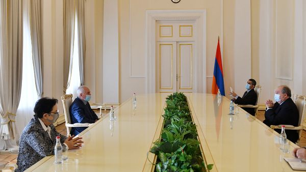 Президент Армен Саркисян в рамках совещаний с парламентскими и внепарламентскими партиями, принял Ларису Алавердян, Армана Навасардяна и Арама Саркисяна (10 ноября 2020). Еревaн - Sputnik Армения