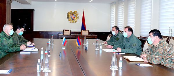 Министр обороны Армении Давид Тоноян встретился с командующим российскими миротворческими силами генерал-лейтенантом Рустамом Мурадовым (11 ноября 2020). Еревaн - Sputnik Արմենիա