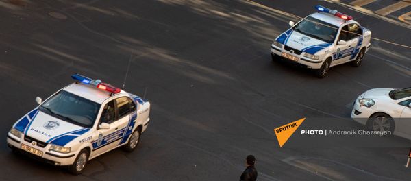 Полицейские автомобили подъезжают к Дому правительства (11 ноября 2020). Еревaн Полицейские автомобили подъезжают к Дому правительства (11 ноября 2020). Еревaн - Sputnik Արմենիա