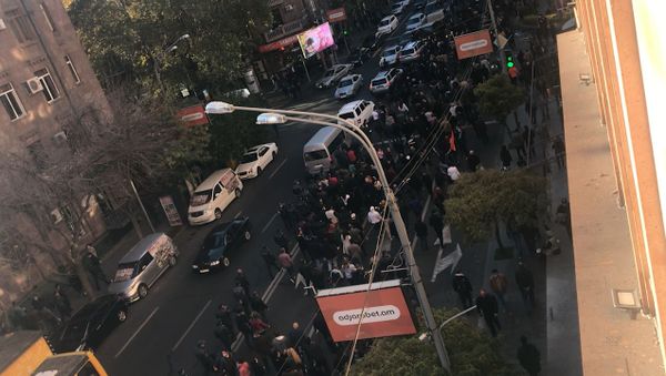Шествие митингующих по ул. Амирян и проспекту Маштоца (11 ноября 2020) - Sputnik Армения