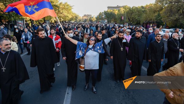 Несогласные с решением премьер-министра граждане шествуют от Дома правительства к зданию Парламента (11 ноября 2020). Еревaн - Sputnik Армения