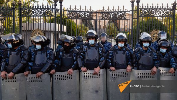 Полиция заблокировала вход к зданию Парламента Армении (11 ноября 2020). Еревaн Полиция заблокировала вход к зданию Парламента Армении (11 ноября 2020). Еревaн - Sputnik Արմենիա