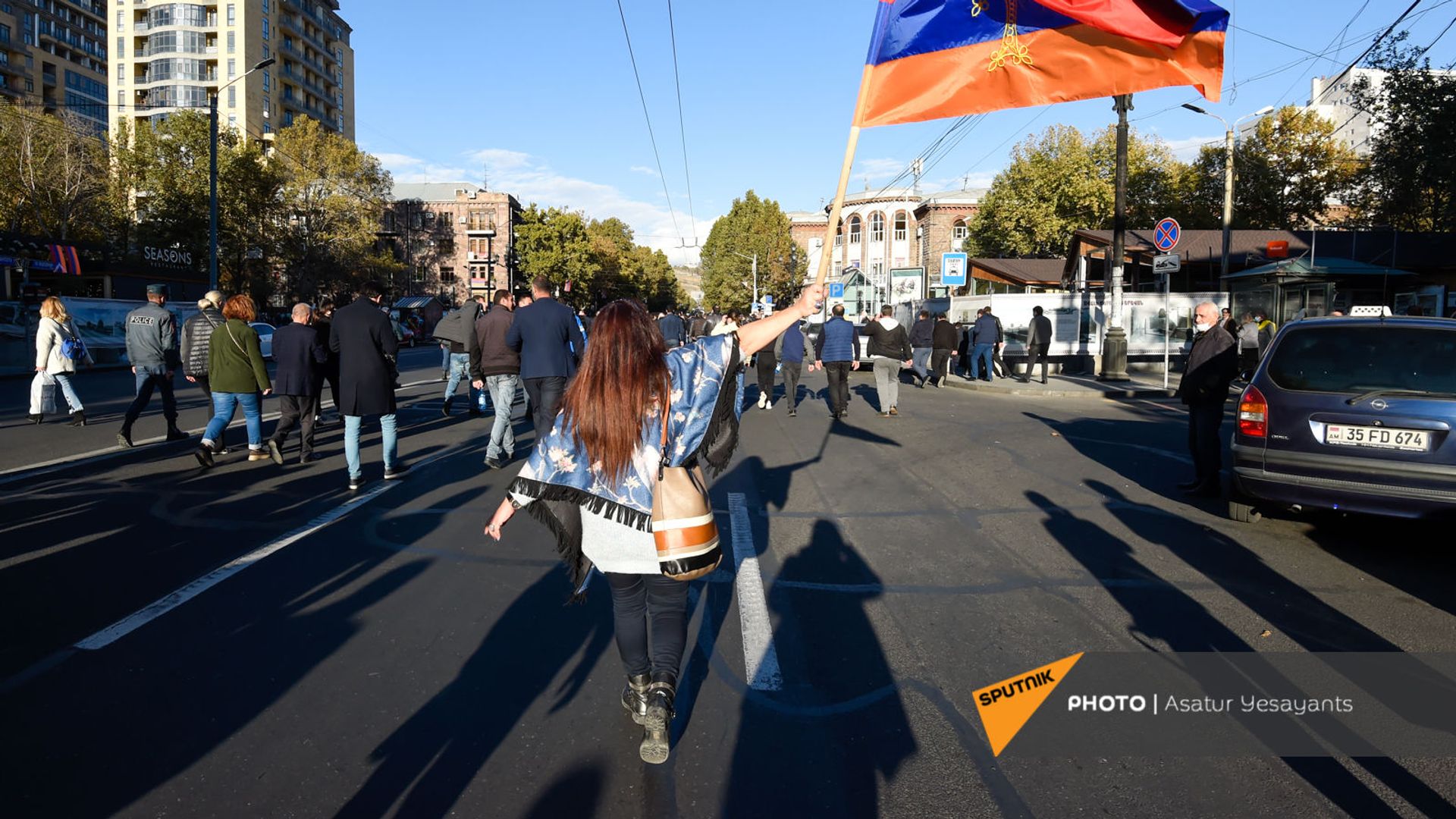 Участница шествия в Ереване - Sputnik Армения, 1920, 02.12.2023