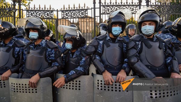 Полиция заблокировала вход к зданию Парламента Армении (11 ноября 2020). Еревaн Полиция заблокировала вход к зданию Парламента Армении (11 ноября 2020). Еревaн - Sputnik Արմենիա