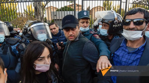 Полиция заблокировала вход к зданию Парламента Армении (11 ноября 2020). Еревaн - Sputnik Армения