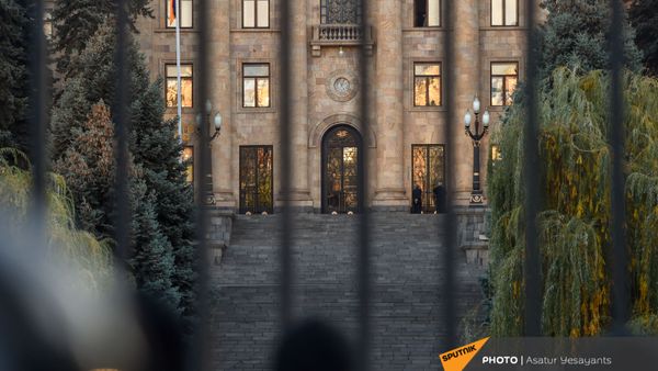 Полиция заблокировала вход к зданию Парламента Армении (11 ноября 2020). Еревaн - Sputnik Армения