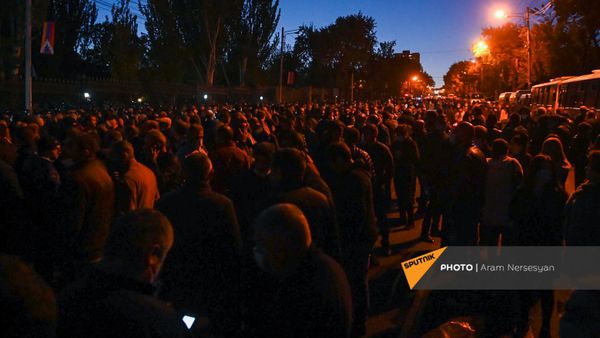 Несогласные с решением премьер-министра граждане перед зданием Парламента (11 ноября 2020). Еревaн - Sputnik Армения