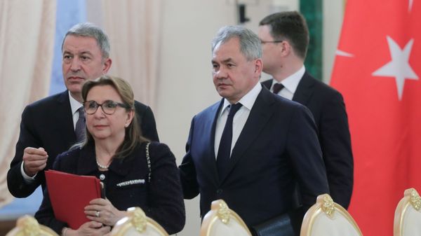 Министр обороны Турции Хулуси Акар, министр торговли Турции Рухсар Пекджан, министр обороны РФ Сергей Шойгу (слева направо) перед началом восьмого заседания российско-турецкого Совета сотрудничества высшего уровня (8 апреля 2019). Москвa - Sputnik Армения