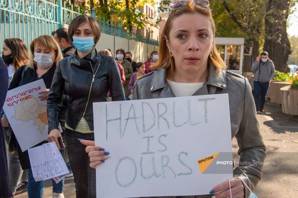 Где нам жить?! Жительницы Гадрута возмущены решением о передаче города Азербайджану - Sputnik Армения