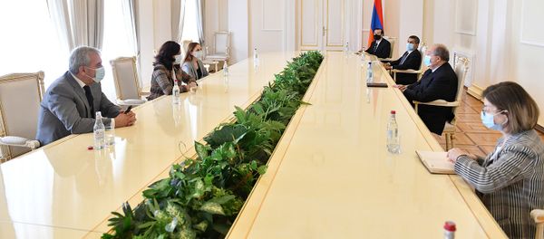 Президент Армен Саркисян в рамках совещаний с парламентскими и внепарламентскими партиями, принял представителей фракции Мой Шаг (12 ноября 2020). Еревaн - Sputnik Արմենիա